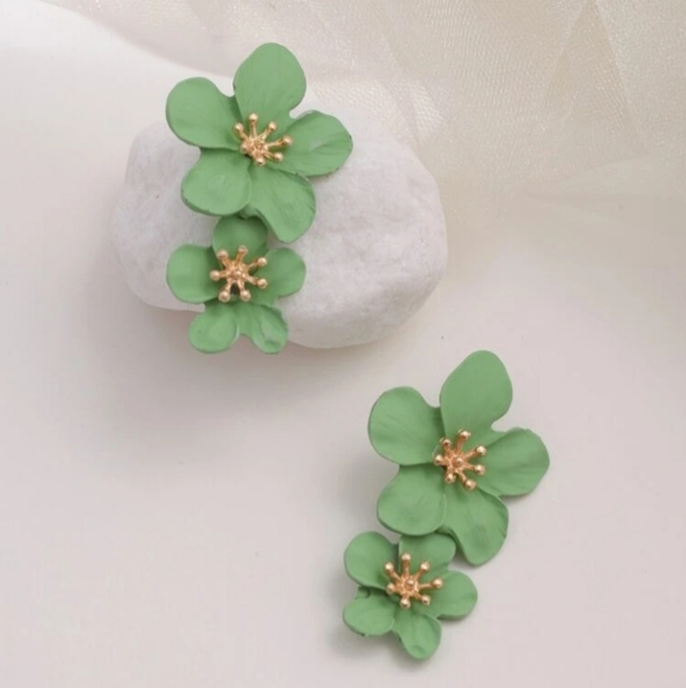NWT green flowers dangle earrings.